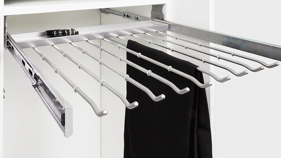 HETTICH 9079968 věšák na kalhoty, výsuvný, 800mm, stříbrná