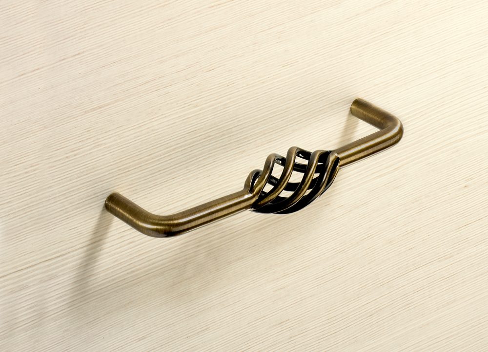 HETTICH 9070945 Úchytka MALACA 136/128 mm starozlatá